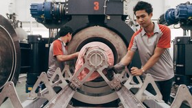 Работници от фабриката на Yeh Group, които извършват процеса DryDye