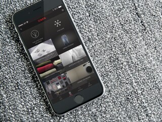 Смартфон, на който се демонстрира колко лесно се използва приложението My AEG