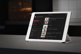 Готвач, използващ приложението My AEG App на таблета си