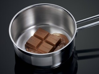 Разтапяне на шоколад в тиган, върху индукционен плот на AEG