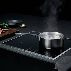 Тигани върху индукционен плот на AEG