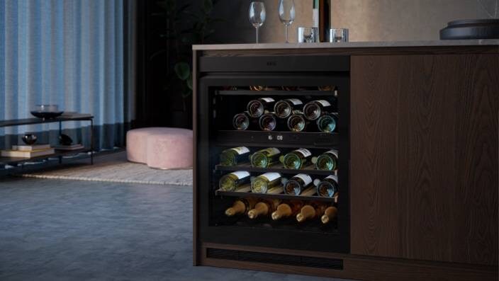 Шкаф за вино, монтиран под кухненския плот