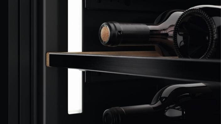 Осветена бутилка в охладителя