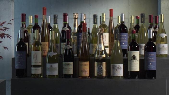 Бутилки с вино на кухненския плот