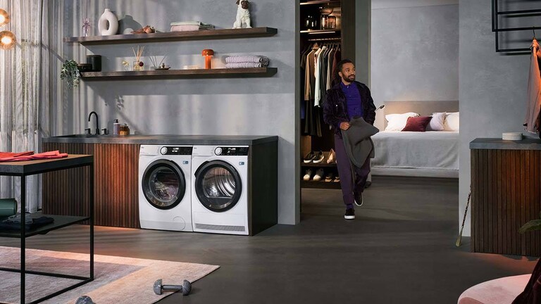 Сушилна машина AEG, съдържаща червена тъкан.