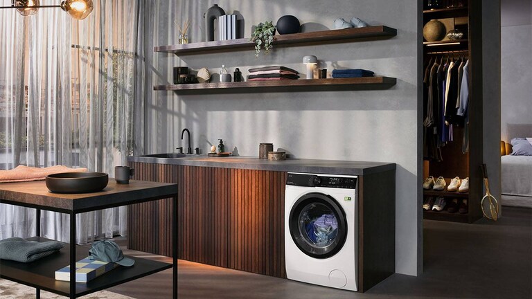 Перална машина със сушилня AEG на черен фон
