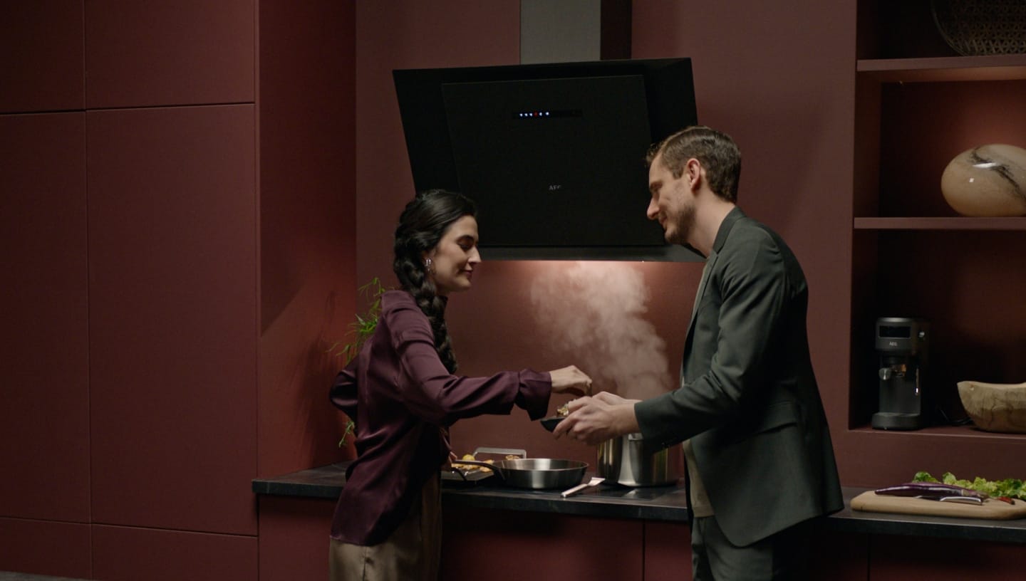 Мъж и жена в модерна кухня.