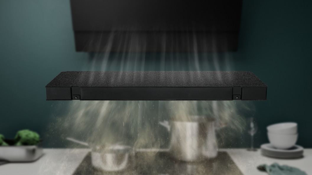 Аспиратор AEG, който абсорбира миризмите от готвене от печката.