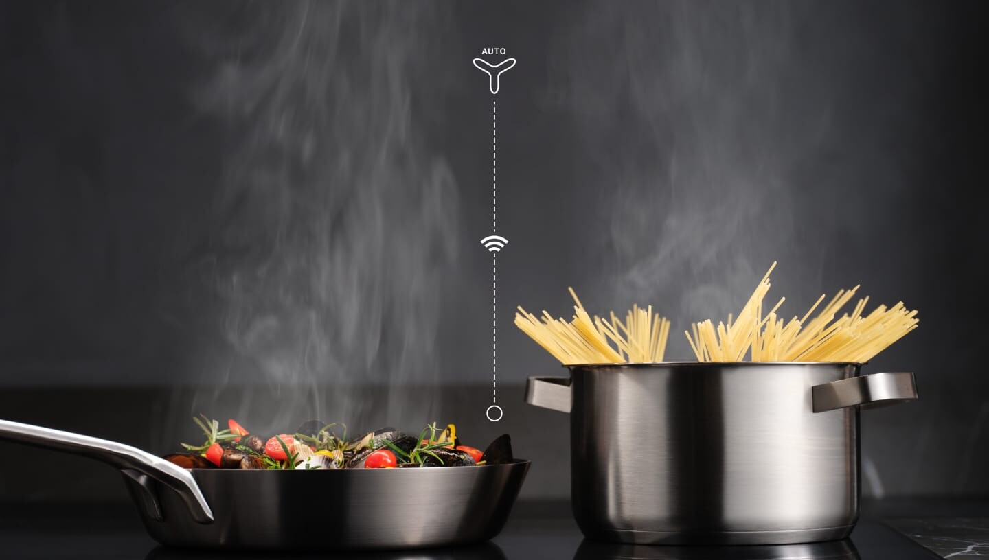 Храната се приготвя на индукционен плот с функцията Hob2Hood.