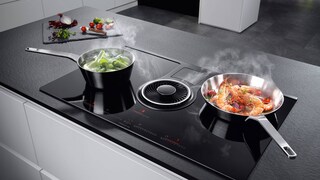 Абсорбаторът на AEG ComboHob, улавящ парата от два тигана на плота