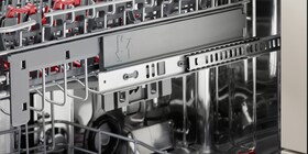 The soft-closing mechanism in the ComfortLift dishwasher from AEG Механизмът на внимателно затваряне на съдомиялните ComfortLift на AEG
