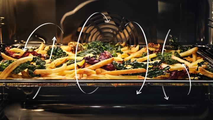 Картофи и зеленчуци се приготвят във фурна.