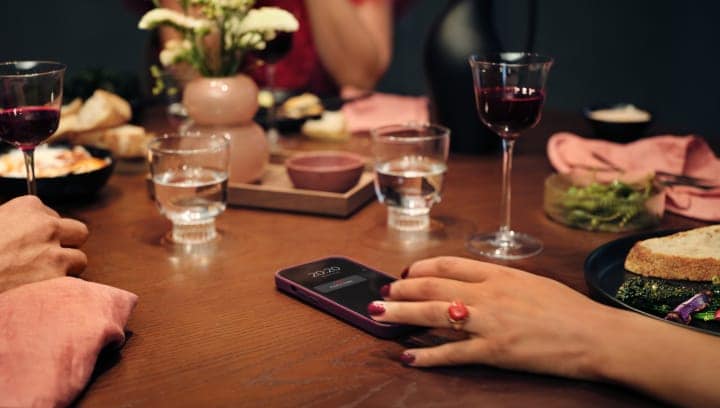 Хора, седнали около маса с храна и напитки.