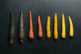 Редица от моркови с различен цвят