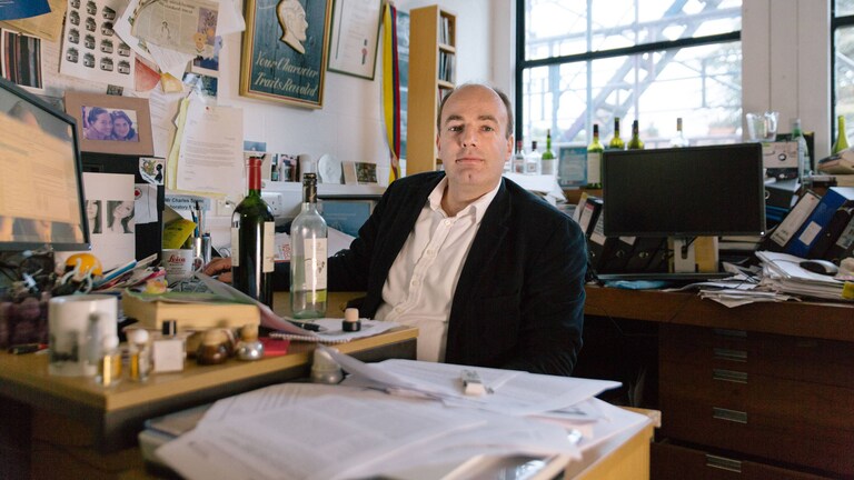 Чарлс Спенс в своя университетски кабинет