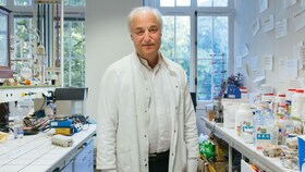 Ерве Дис стои гордо в лабораторията си