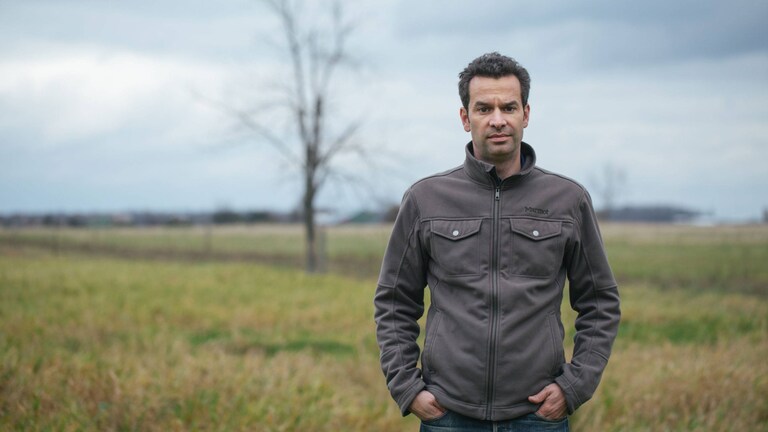 Марк Шатскер в поле с трева