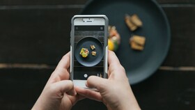 Шеф готвач, който снима перфектно презентирано ястие