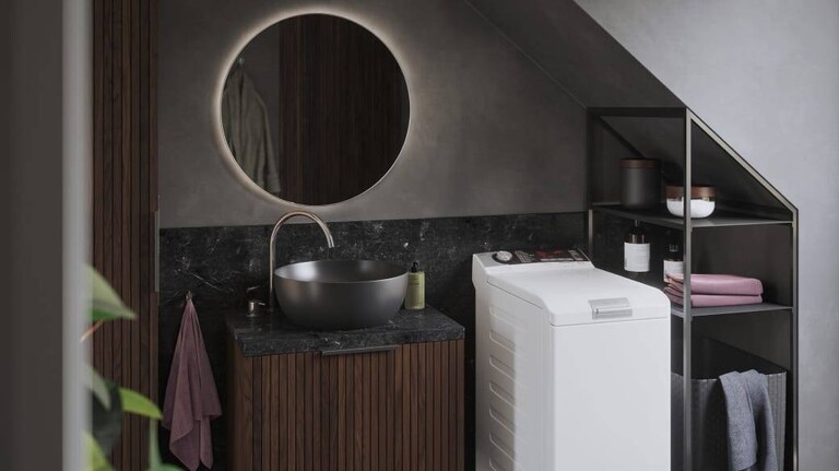 Пералня AEG с горно зареждане в баня.