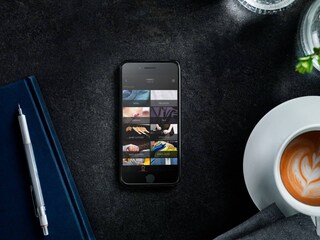 Смартфон, на който се демонстрира колко лесно се използва приложението My AEG